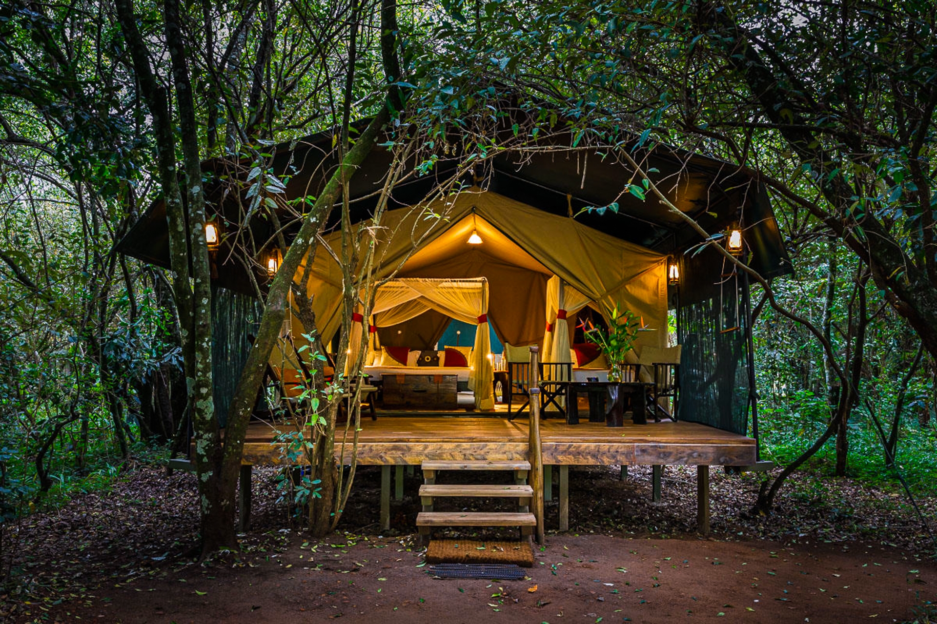 Extérieur d'une tente au Soroi Mara Bush Camp. Elle est située en plein cœur de la forêt kényane.